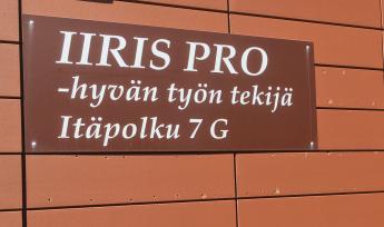 Iiris Pron kyltti talon ulkoseinässsä.